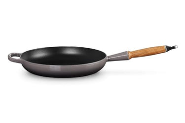 Le Creuset Signature gusseiserne Bratpfanne mit Holzgriff 28 cm Flint, 20258284440422 im Sale